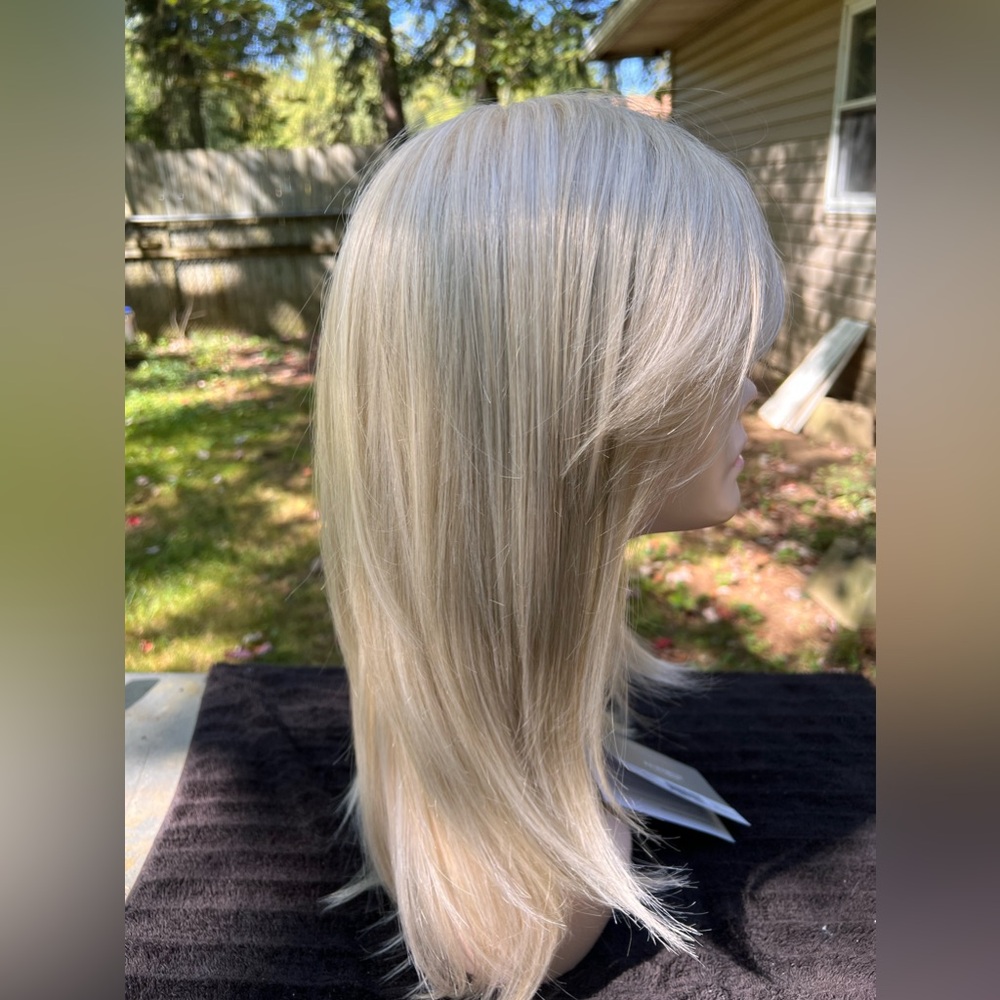 Raquel Welch Wigs “Influencer Inspo” Heat ok synthetic wig - Picture 3 of 7